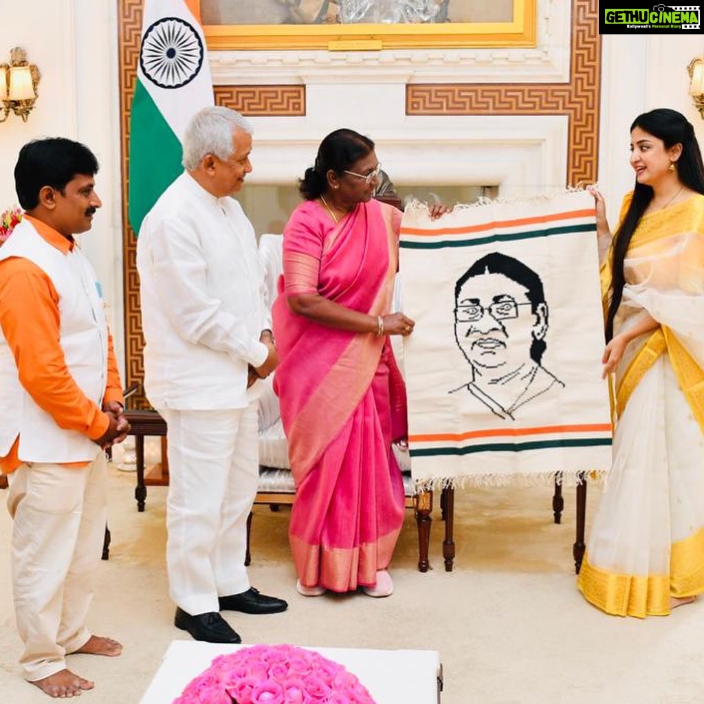 Poonam Kaur Instagram - मेरे देश की प्रथम नागरिक महामहिम राष्ट्रपति मुर्मू जी से मुलाकात कर , देश भक्ति में पूर्ण आंध्र प्रदेश के बुनकर सत्यनराय की कहानी , जिन्होंने एक अदभूत तिरंगा बनाने के लिए अपना घर बेच दिया , सामाजिक कार्यकर्ता के रूप में मुर्मू जी को प्रस्तुत की और मेरे बुनकर को दिया हुआ वादा इस स्वतंत्रता दिवस पर पूरा कर पायी - जय हिन्द !!! @presidentofindia It was an honour to meet the honorable President of India Madam Droupadi Murmu ji and present her with a unique and unmatched tricolour created by Andhra Pradesh's weaver, Satyanarayan. I fulfilled my promise given to the humble and patriotic weaver this Independence Day. Jai Hind 🇮🇳 మన దేశ ప్రథమ పౌరులు, గౌరవనీయులైన రాష్ట్రపతి ముర్ము గారిని ఆంధ్రప్రదేశ్ కు చెందిన మన చేనేత సత్యనారాయణ గారు, తన ఇంటిని అమ్మి, పింగళి వెంకయ్య గారి ప్రేరణతో అద్భుతమైన జాతీయ జెండాను తయారుచేసి, స్వాతంత్ర దినోత్సవం సందర్భంగా రాష్ట్రపతి గారిని కలిసి పతాకాన్ని అందచేయడం జరిగింది. నేను, ఒక సామజిక కార్యకర్తగా మన చేనేతకు ఇచ్చిన హామీని ఈ స్వాతంత్ర దినోత్సవం సందర్భంగా నెరవేర్చడం జరిగింది - జై హింద్ !!! #indianflag #weavers #andhrapradesh #draupadimurmuji #independenceday #poonamkaur #jaihind #77thindependanceday🇮🇳🇮🇳❤️ Happy Independence Day !!! Jai hind !!! #harghartiranga #hardiltiranga #droupadimurmu #presidentofindia #india #patriots #weavers #andhrapradesh #jaihind Rashtrapati Bhavan