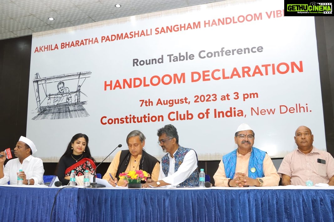 Poonam Kaur Instagram - MP @shashitharoor ji , in support of “ AKHILA BHARATI PADMASHALI SANGAM “ weavers family - speaking on #zerogstonhandlooms and measures to be taken for betterment of weavers lives across the nation . @padmashalidarshini @venkanna_netha We deeply value your suggestions sir and will continue our efforts for the same . Jai hind 🙏 Thank you #kerala