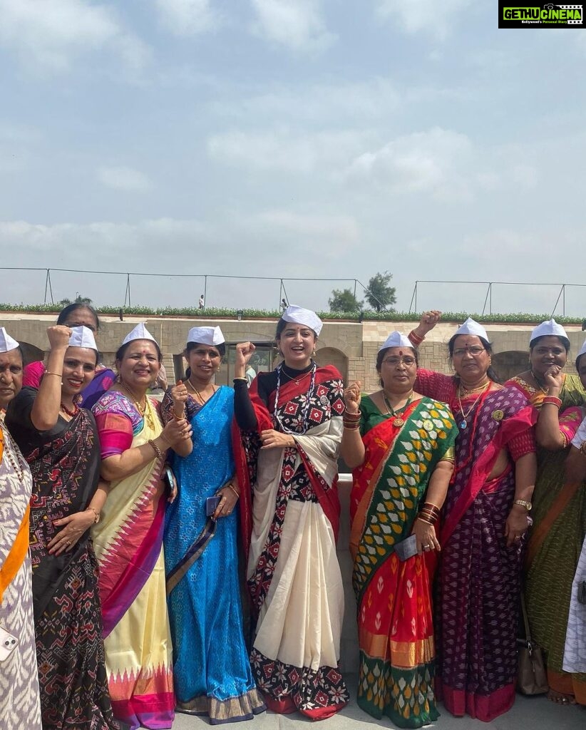 Poonam Kaur Instagram - Celebrating #handloomsday along with weavers from #andhra #telangana #sholapur #karnataka with team #zerogstonhandlooms #venkannanetha “ AKHILA BHARATI PADMASHALI SANGAM “ I take pride in wearing cloth of #freedom #craft and #culture Jai hind 🙏🇮🇳✊ Rajghat Delhi