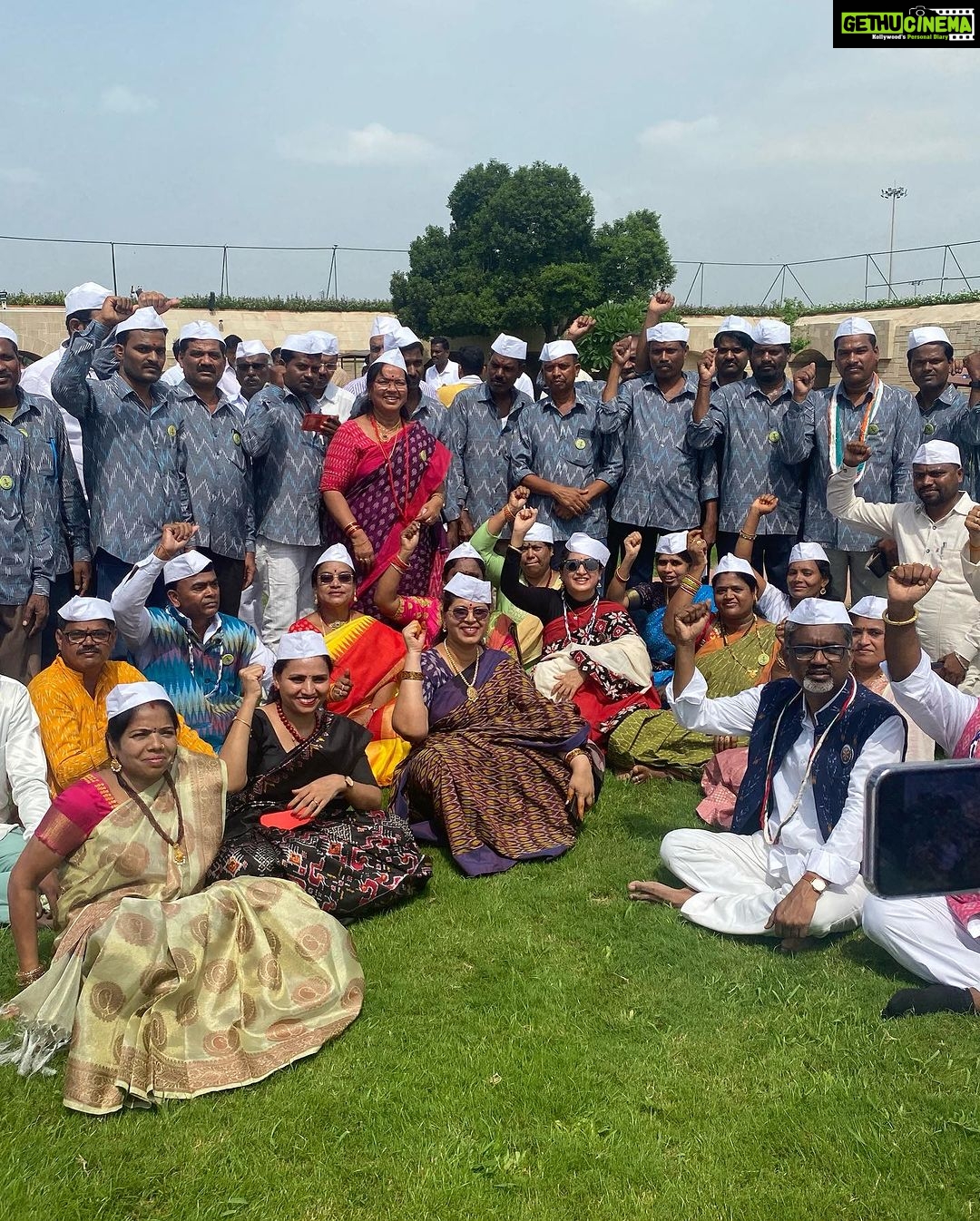 Poonam Kaur Instagram - Celebrating #handloomsday along with weavers from #andhra #telangana #sholapur #karnataka with team #zerogstonhandlooms #venkannanetha ā AKHILA BHARATI PADMASHALI SANGAM ā I take pride in wearing cloth of #freedom #craft and #culture Jai hind šš®š³ā Rajghat Delhi