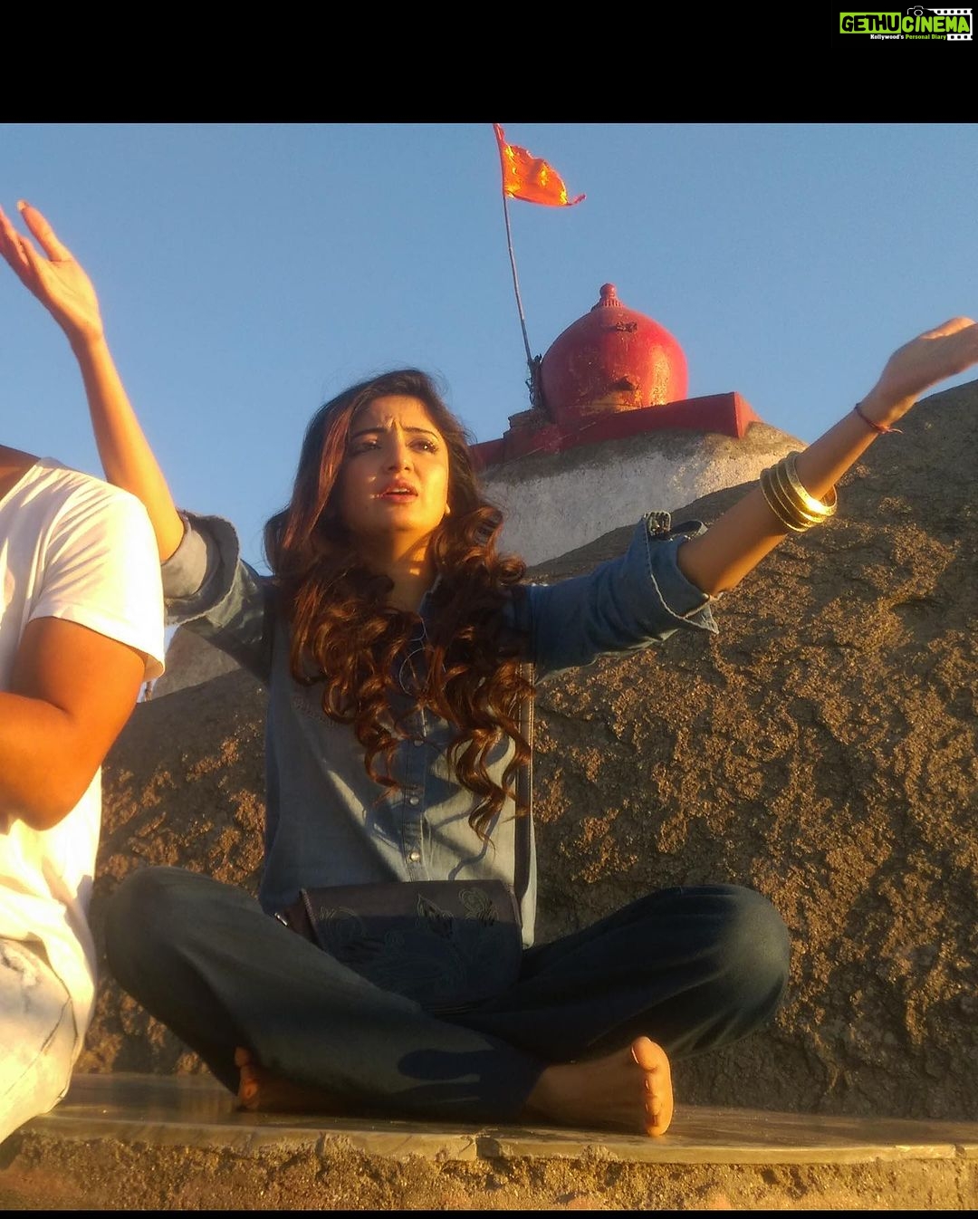 Poonam Kaur Instagram - Grace will be shown upon you at the time of utmost need , u would feel it’s a miracle that has saved you provided u stay connected to the #supremepower just not in the time of need but when ur healthy and happy too…… Pic - mount Abu Ritual of doing vrat for 21 days 🧘♀️ #sharingexperiences for #monday Guru Shikhar- Mount Abu