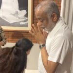 Poonam Kaur Instagram - Heart was full while I received blessings from @kamleshdaaji - Meditated along with him for 15 minutes , shared dreams , vision and a lot of learning to look forward too - #heartfullness #pklove Gifted him #pochampally home decor 🇮🇳 Heartfulness Yoga & Wellness