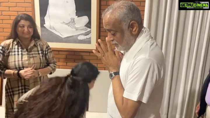 Poonam Kaur Instagram - Heart was full while I received blessings from @kamleshdaaji - Meditated along with him for 15 minutes , shared dreams , vision and a lot of learning to look forward too - #heartfullness #pklove Gifted him #pochampally home decor 🇮🇳 Heartfulness Yoga & Wellness