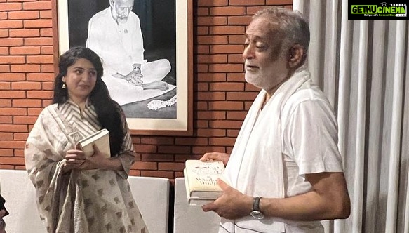 Poonam Kaur Instagram - Heart was full while I received blessings from @kamleshdaaji - Meditated along with him for 15 minutes , shared dreams , vision and a lot of learning to look forward too - #heartfullness #pklove Gifted him #pochampally home decor 🇮🇳 Heartfulness Yoga & Wellness
