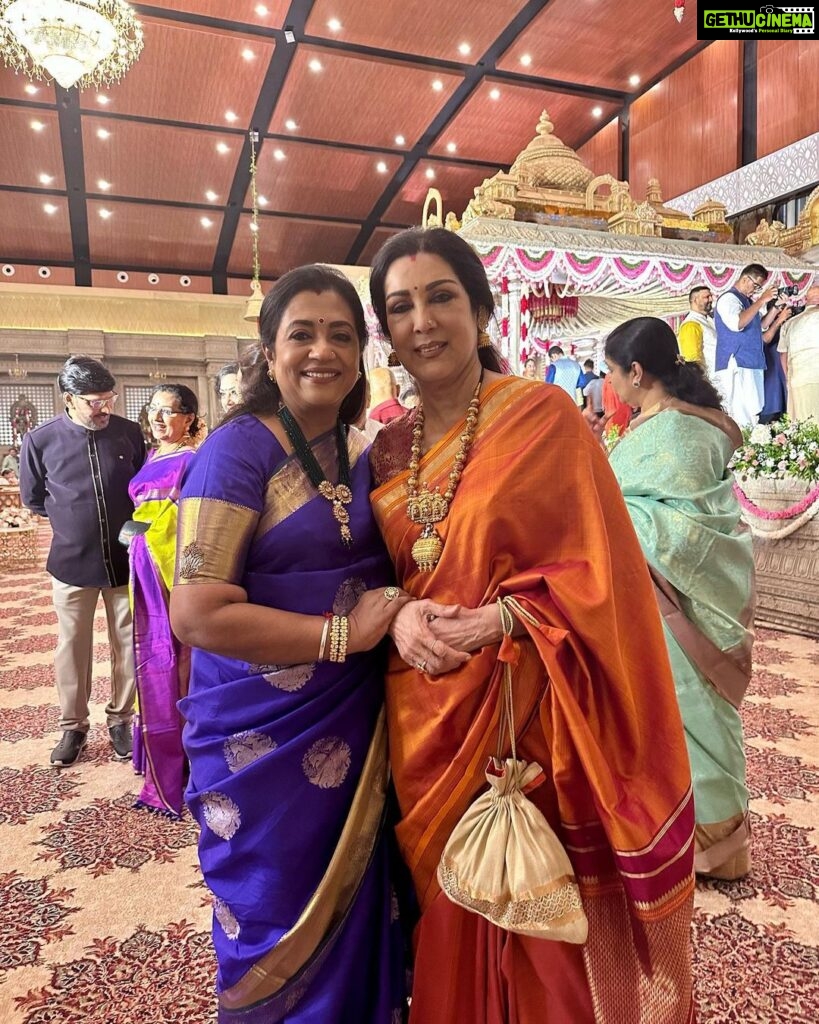 Poornima Bhagyaraj Instagram - At the wedding of our dear friend @sumalathaamarnath son’s wedding in Bangalore.. lovely catching up with our dear friends @radikaasarathkumar @suhasinihasan @simply.nadiya @lissylakshmi @simply.nadiya @sethuppathy @meenasagar16 @mucherla.aruna . Also lovely meeting our very favourite kannadathin painkili Saroja Devi amma