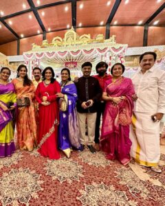 Poornima Bhagyaraj Instagram - At the wedding of our dear friend @sumalathaamarnath  son’s wedding in Bangalore.. lovely catching up with our dear friends @radikaasarathkumar @suhasinihasan @simply.nadiya @lissylakshmi @simply.nadiya @sethuppathy @meenasagar16 @mucherla.aruna . Also lovely meeting our very favourite kannadathin painkili Saroja Devi amma