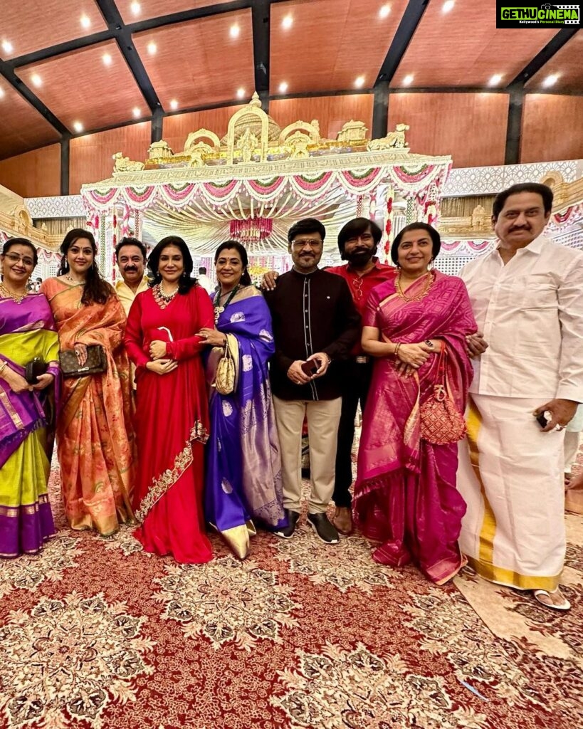 Poornima Bhagyaraj Instagram - At the wedding of our dear friend @sumalathaamarnath son’s wedding in Bangalore.. lovely catching up with our dear friends @radikaasarathkumar @suhasinihasan @simply.nadiya @lissylakshmi @simply.nadiya @sethuppathy @meenasagar16 @mucherla.aruna . Also lovely meeting our very favourite kannadathin painkili Saroja Devi amma