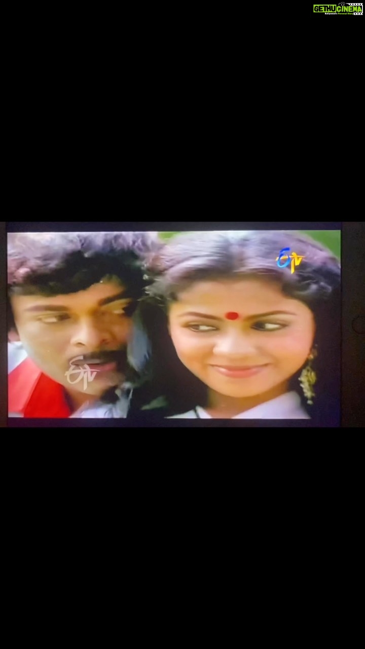 Poornima Bhagyaraj Instagram - Memories that always bring a smile to my face 🥰 With the evergreen Telugu #superstar @chiranjeevikonidela 🤩 Mantrigaru veeankudu with one of my favourite directors #Bapugaru 😇