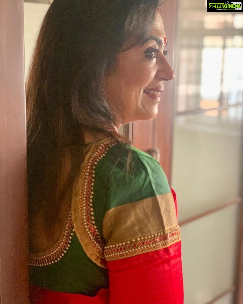 Poornima Bhagyaraj Instagram - Wedding season. Loved dressing up in this totally contrasting blouse and saree.Blouse design and embroidery by @poornimas_store