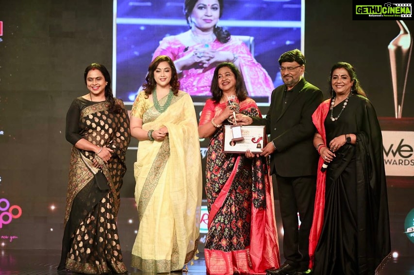 Poornima Bhagyaraj Instagram - At the 18 th WE awards function @radikaasarathkumar @meenasagar16 @vijichandrasekhar @aarathi_arun #redin Kingsley @sumathisrinivas.tw @ungalkbhagyaraj