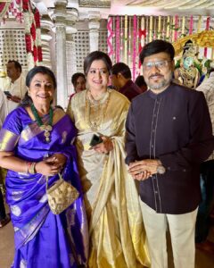 Poornima Bhagyaraj Instagram - At the wedding of our dear friend @sumalathaamarnath  son’s wedding in Bangalore.. lovely catching up with our dear friends @radikaasarathkumar @suhasinihasan @simply.nadiya @lissylakshmi @simply.nadiya @sethuppathy @meenasagar16 @mucherla.aruna . Also lovely meeting our very favourite kannadathin painkili Saroja Devi amma