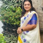 Poornima Bhagyaraj Instagram - Happy Onam to one and all. Dress up in this festive season in the traditional attire . Thank you @muralpriya for this exquisite hand painted set mundu. I absolutely love it. Unusual shades of royal purple matched with a beautiful patchwork blouse in violet brocade by @poornimas_store and photos by my darling @kikivijay11
