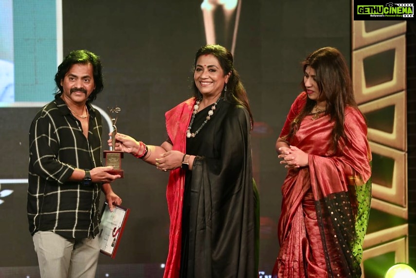 Poornima Bhagyaraj Instagram - At the 18 th WE awards function @radikaasarathkumar @meenasagar16 @vijichandrasekhar @aarathi_arun #redin Kingsley @sumathisrinivas.tw @ungalkbhagyaraj