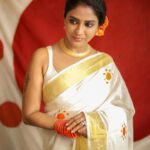 Poornima Indrajith Instagram – Pottu 🧡✨

Photographer @athul_krishna________ 

Saree: @pranaahbypoornimaindrajith 

Neck piece : @saltstudio 

#handwoven #handloom #pranaahonam #pranaahbypoornimaindrajith #pranaah