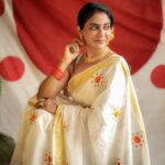Poornima Indrajith Instagram – Pottu 🧡✨

Photographer @athul_krishna________ 

Saree: @pranaahbypoornimaindrajith 

Neck piece : @saltstudio 

#handwoven #handloom #pranaahonam #pranaahbypoornimaindrajith #pranaah
