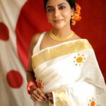 Poornima Indrajith Instagram – Pottu 🧡✨

Photographer @athul_krishna________ 

Saree: @pranaahbypoornimaindrajith 

Neck piece : @saltstudio 

#handwoven #handloom #pranaahonam #pranaahbypoornimaindrajith #pranaah