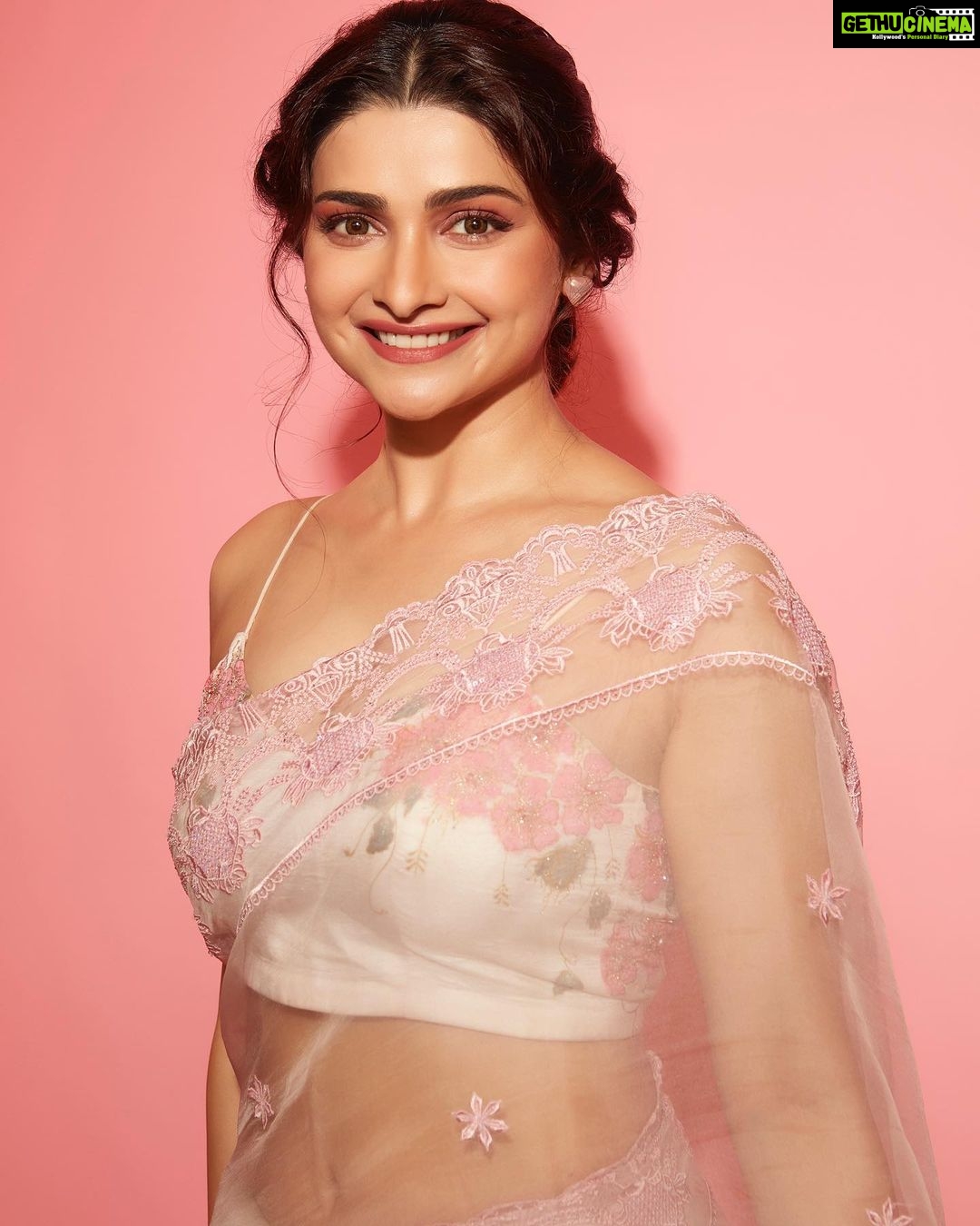 Prachi Deasi Instagram - πΈποΈ #lafzbheegehain @sufiscore Photography - @shivamguptaphotography Styling - @ankitamane11 Saree - @shilpsutra @ascend.rohank Jewellery - @jizai.in Potli - @oceana_clutches Managed by - @tarikasingh Hair - @little_hair_poetry Makeup - @abhishekindu