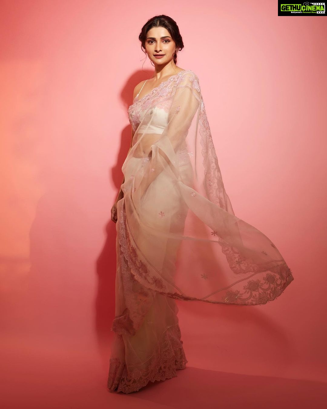 Prachi Deasi Instagram - πΈποΈ #lafzbheegehain @sufiscore Photography - @shivamguptaphotography Styling - @ankitamane11 Saree - @shilpsutra @ascend.rohank Jewellery - @jizai.in Potli - @oceana_clutches Managed by - @tarikasingh Hair - @little_hair_poetry Makeup - @abhishekindu
