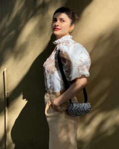 Prachi Desai Instagram - My mom takes the best pictures 🥹 
Sun-Daze! ☀️