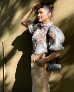 Prachi Desai Instagram - My mom takes the best pictures 🥹 
Sun-Daze! ☀️