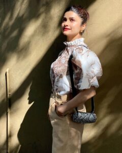 Prachi Desai Instagram - My mom takes the best pictures 🥹 
Sun-Daze! ☀️