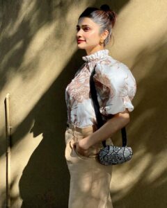 Prachi Desai Instagram - My mom takes the best pictures 🥹 
Sun-Daze! ☀️