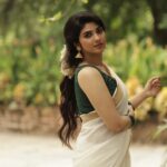 Pragya Nagra Instagram - ഈ ഓണം നിങ്ങള്‍ക്ക് സന്തോഷവും ഭാഗ്യവും നല്‍കട്ടെ. ഏവര്‍ക്കും ഓണാശംസകള്‍ 🌺✨️ PC @sat_narain 📷 Outfit: @devyash_designs 🥻 Makeup: @makeup_bhavani💄 Hairstylist @preethig_hairstylist_ 💃🏻 #onam #kerala #onamcelebration #keralagram #onamspecial #happyonam #india #malayali #instagram #keralasaree #keralatourism #mallu #mallugirl #onamsadhya #malayalam #kochi #keralafood #keralagodsowncountry #onamsaree #festival #onamfestival #instagood #onamvibes #traditional #keralam #keralaattraction #entekeralam