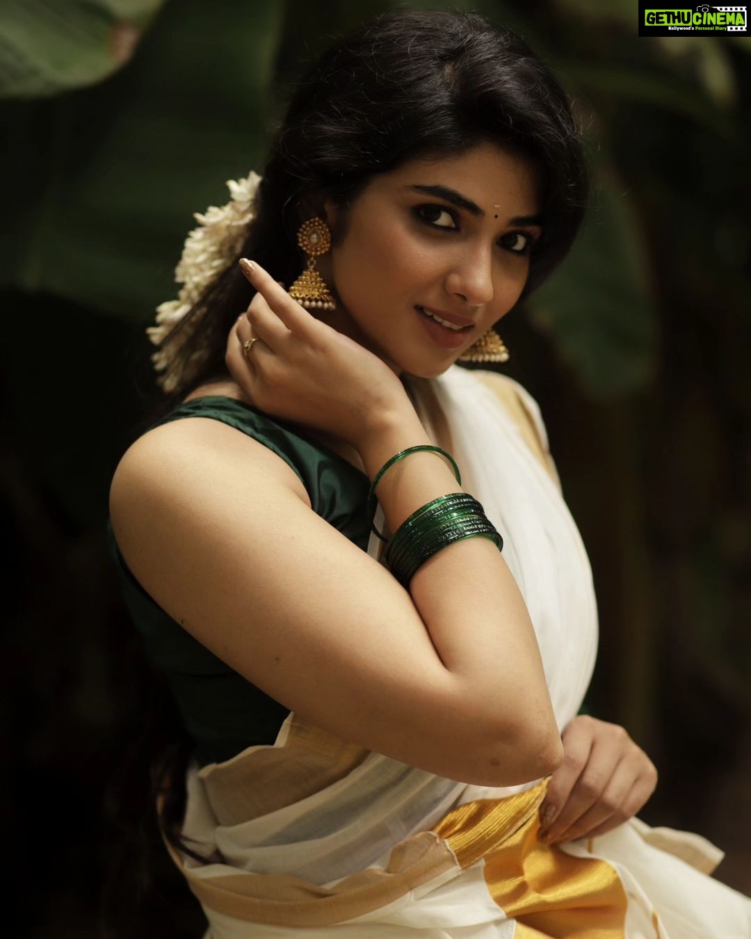 Pragya Nagra Instagram - ഈ ഓണം നിങ്ങള്ക്ക് സന്തോഷവും ഭാഗ്യവും നല്കട്ടെ. ഏവര്ക്കും ഓണാശംസകള് 🌺✨️ PC @sat_narain 📷 Outfit: @devyash_designs 🥻 Makeup: @makeup_bhavani💄 Hairstylist @preethig_hairstylist_ 💃🏻 #onam #kerala #onamcelebration #keralagram #onamspecial #happyonam #india #malayali #instagram #keralasaree #keralatourism #mallu #mallugirl #onamsadhya #malayalam #kochi #keralafood #keralagodsowncountry #onamsaree #festival #onamfestival #instagood #onamvibes #traditional #keralam #keralaattraction #entekeralam