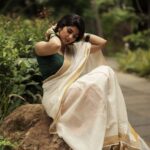 Pragya Nagra Instagram - ഈ ഓണം നിങ്ങള്‍ക്ക് സന്തോഷവും ഭാഗ്യവും നല്‍കട്ടെ. ഏവര്‍ക്കും ഓണാശംസകള്‍ 🌺✨️ PC @sat_narain 📷 Outfit: @devyash_designs 🥻 Makeup: @makeup_bhavani💄 Hairstylist @preethig_hairstylist_ 💃🏻 #onam #kerala #onamcelebration #keralagram #onamspecial #happyonam #india #malayali #instagram #keralasaree #keralatourism #mallu #mallugirl #onamsadhya #malayalam #kochi #keralafood #keralagodsowncountry #onamsaree #festival #onamfestival #instagood #onamvibes #traditional #keralam #keralaattraction #entekeralam