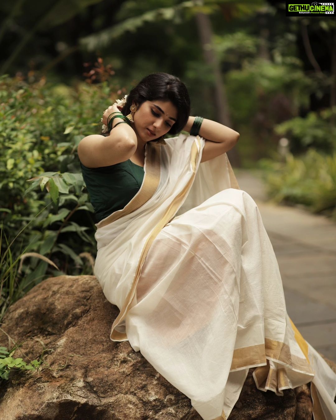 Pragya Nagra Instagram - ഈ ഓണം നിങ്ങള്ക്ക് സന്തോഷവും ഭാഗ്യവും നല്കട്ടെ. ഏവര്ക്കും ഓണാശംസകള് 🌺✨️ PC @sat_narain 📷 Outfit: @devyash_designs 🥻 Makeup: @makeup_bhavani💄 Hairstylist @preethig_hairstylist_ 💃🏻 #onam #kerala #onamcelebration #keralagram #onamspecial #happyonam #india #malayali #instagram #keralasaree #keralatourism #mallu #mallugirl #onamsadhya #malayalam #kochi #keralafood #keralagodsowncountry #onamsaree #festival #onamfestival #instagood #onamvibes #traditional #keralam #keralaattraction #entekeralam