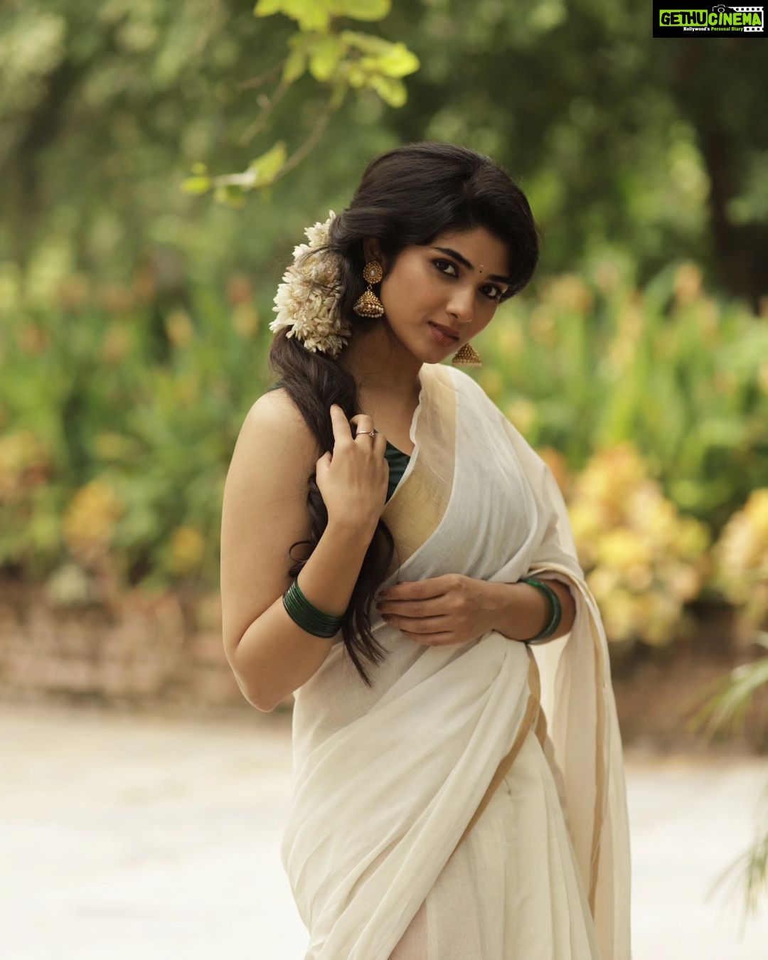 Pragya Nagra Instagram - ഈ ഓണം നിങ്ങള്ക്ക് സന്തോഷവും ഭാഗ്യവും നല്കട്ടെ. ഏവര്ക്കും ഓണാശംസകള് 🌺✨️ PC @sat_narain 📷 Outfit: @devyash_designs 🥻 Makeup: @makeup_bhavani💄 Hairstylist @preethig_hairstylist_ 💃🏻 #onam #kerala #onamcelebration #keralagram #onamspecial #happyonam #india #malayali #instagram #keralasaree #keralatourism #mallu #mallugirl #onamsadhya #malayalam #kochi #keralafood #keralagodsowncountry #onamsaree #festival #onamfestival #instagood #onamvibes #traditional #keralam #keralaattraction #entekeralam