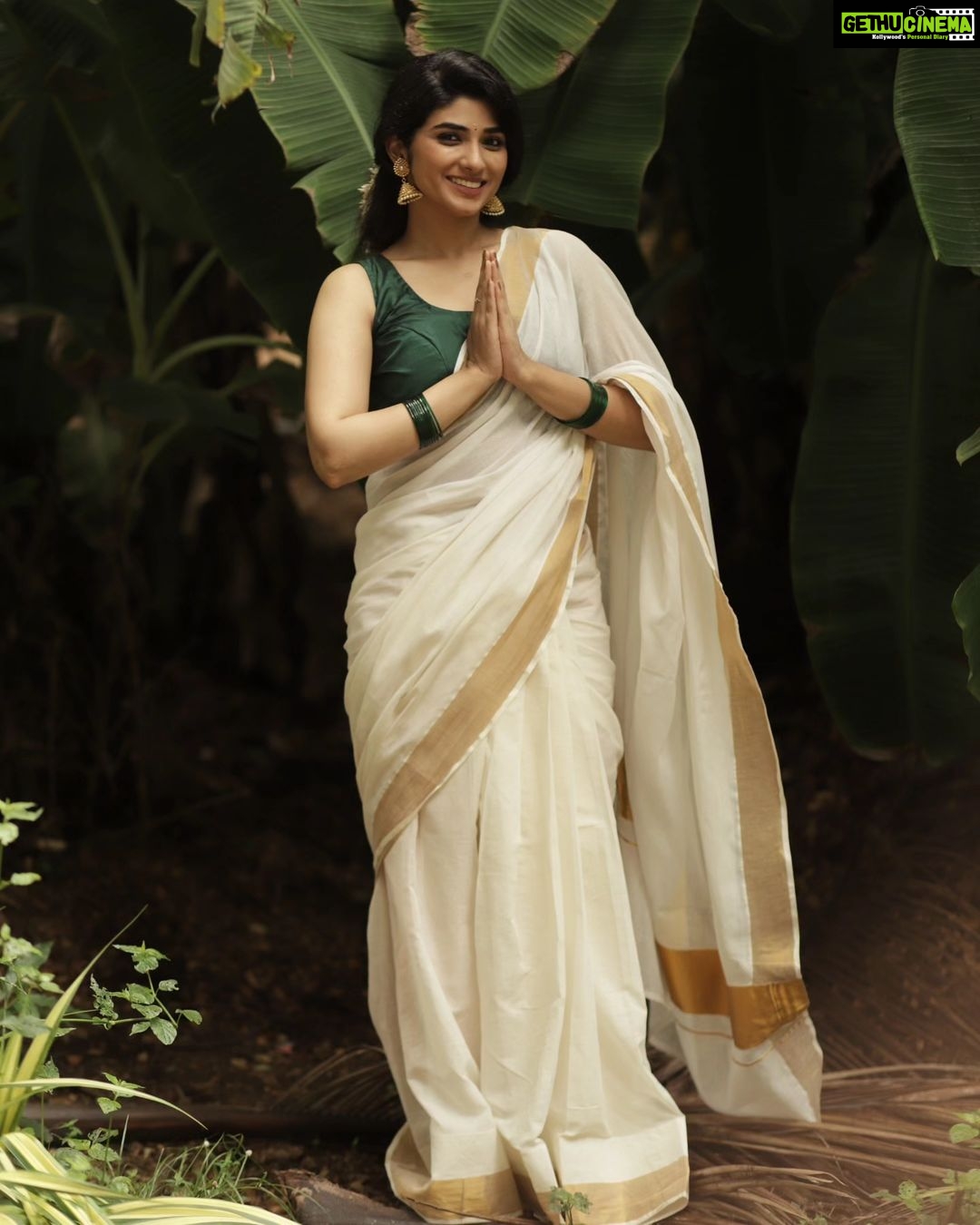 Pragya Nagra Instagram - ഈ ഓണം നിങ്ങള്ക്ക് സന്തോഷവും ഭാഗ്യവും നല്കട്ടെ. ഏവര്ക്കും ഓണാശംസകള് 🌺✨️ PC @sat_narain 📷 Outfit: @devyash_designs 🥻 Makeup: @makeup_bhavani💄 Hairstylist @preethig_hairstylist_ 💃🏻 #onam #kerala #onamcelebration #keralagram #onamspecial #happyonam #india #malayali #instagram #keralasaree #keralatourism #mallu #mallugirl #onamsadhya #malayalam #kochi #keralafood #keralagodsowncountry #onamsaree #festival #onamfestival #instagood #onamvibes #traditional #keralam #keralaattraction #entekeralam