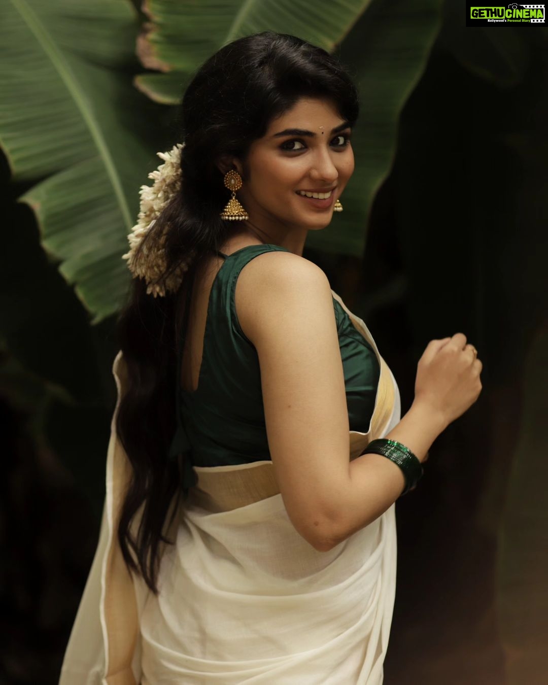 Pragya Nagra Instagram - ഈ ഓണം നിങ്ങള്ക്ക് സന്തോഷവും ഭാഗ്യവും നല്കട്ടെ. ഏവര്ക്കും ഓണാശംസകള് 🌺✨️ PC @sat_narain 📷 Outfit: @devyash_designs 🥻 Makeup: @makeup_bhavani💄 Hairstylist @preethig_hairstylist_ 💃🏻 #onam #kerala #onamcelebration #keralagram #onamspecial #happyonam #india #malayali #instagram #keralasaree #keralatourism #mallu #mallugirl #onamsadhya #malayalam #kochi #keralafood #keralagodsowncountry #onamsaree #festival #onamfestival #instagood #onamvibes #traditional #keralam #keralaattraction #entekeralam
