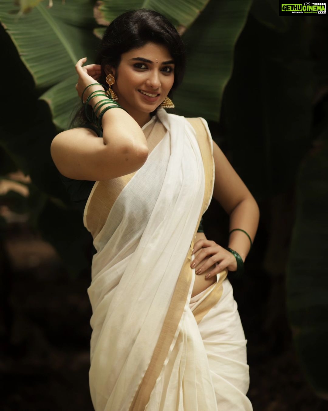 Pragya Nagra Instagram - ഈ ഓണം നിങ്ങള്ക്ക് സന്തോഷവും ഭാഗ്യവും നല്കട്ടെ. ഏവര്ക്കും ഓണാശംസകള് 🌺✨️ PC @sat_narain 📷 Outfit: @devyash_designs 🥻 Makeup: @makeup_bhavani💄 Hairstylist @preethig_hairstylist_ 💃🏻 #onam #kerala #onamcelebration #keralagram #onamspecial #happyonam #india #malayali #instagram #keralasaree #keralatourism #mallu #mallugirl #onamsadhya #malayalam #kochi #keralafood #keralagodsowncountry #onamsaree #festival #onamfestival #instagood #onamvibes #traditional #keralam #keralaattraction #entekeralam