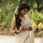 Pragya Nagra Instagram - ഈ ഓണം നിങ്ങള്‍ക്ക് സന്തോഷവും ഭാഗ്യവും നല്‍കട്ടെ. ഏവര്‍ക്കും ഓണാശംസകള്‍ 🌺✨️ PC @sat_narain 📷 Outfit: @devyash_designs 🥻 Makeup: @makeup_bhavani💄 Hairstylist @preethig_hairstylist_ 💃🏻 #onam #kerala #onamcelebration #keralagram #onamspecial #happyonam #india #malayali #instagram #keralasaree #keralatourism #mallu #mallugirl #onamsadhya #malayalam #kochi #keralafood #keralagodsowncountry #onamsaree #festival #onamfestival #instagood #onamvibes #traditional #keralam #keralaattraction #entekeralam