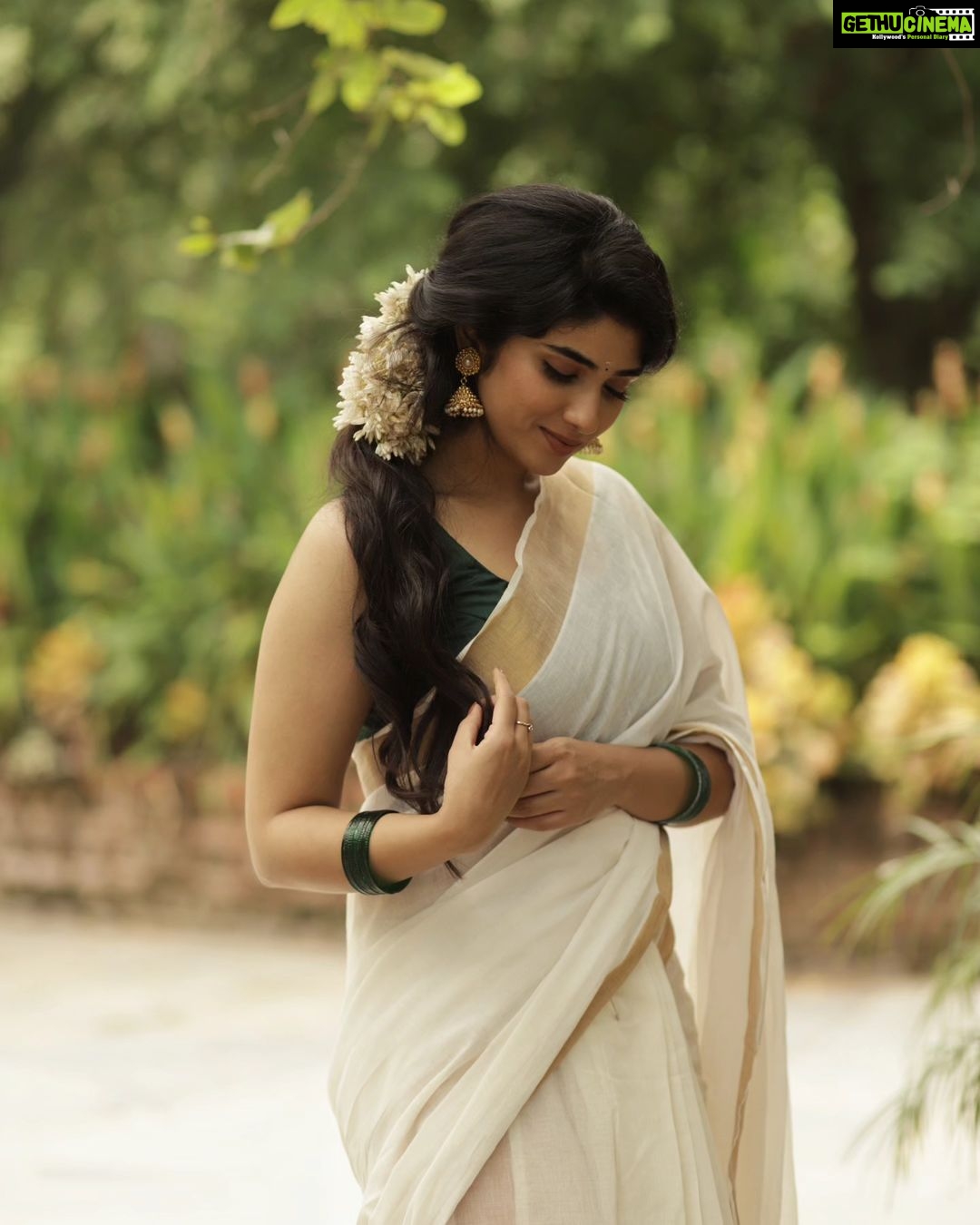 Pragya Nagra Instagram - ഈ ഓണം നിങ്ങള്ക്ക് സന്തോഷവും ഭാഗ്യവും നല്കട്ടെ. ഏവര്ക്കും ഓണാശംസകള് 🌺✨️ PC @sat_narain 📷 Outfit: @devyash_designs 🥻 Makeup: @makeup_bhavani💄 Hairstylist @preethig_hairstylist_ 💃🏻 #onam #kerala #onamcelebration #keralagram #onamspecial #happyonam #india #malayali #instagram #keralasaree #keralatourism #mallu #mallugirl #onamsadhya #malayalam #kochi #keralafood #keralagodsowncountry #onamsaree #festival #onamfestival #instagood #onamvibes #traditional #keralam #keralaattraction #entekeralam