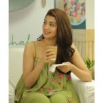 Pranitha Subhash Instagram - A lovely morning at Simple Namdari’s. Chai and Charchalu with their loyal customers 💚