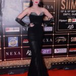 Pranitha Subhash Instagram - On the @siimawards Redcarpet ✨ Wearing @khalafcouture ✨ Styled by @malkit_gill2697 & @sanjamkaur92 Heels @greatmillscollective @sana.k.official Styling interns @mahek_gada tanushrreechopra 📸 @pratimareddy