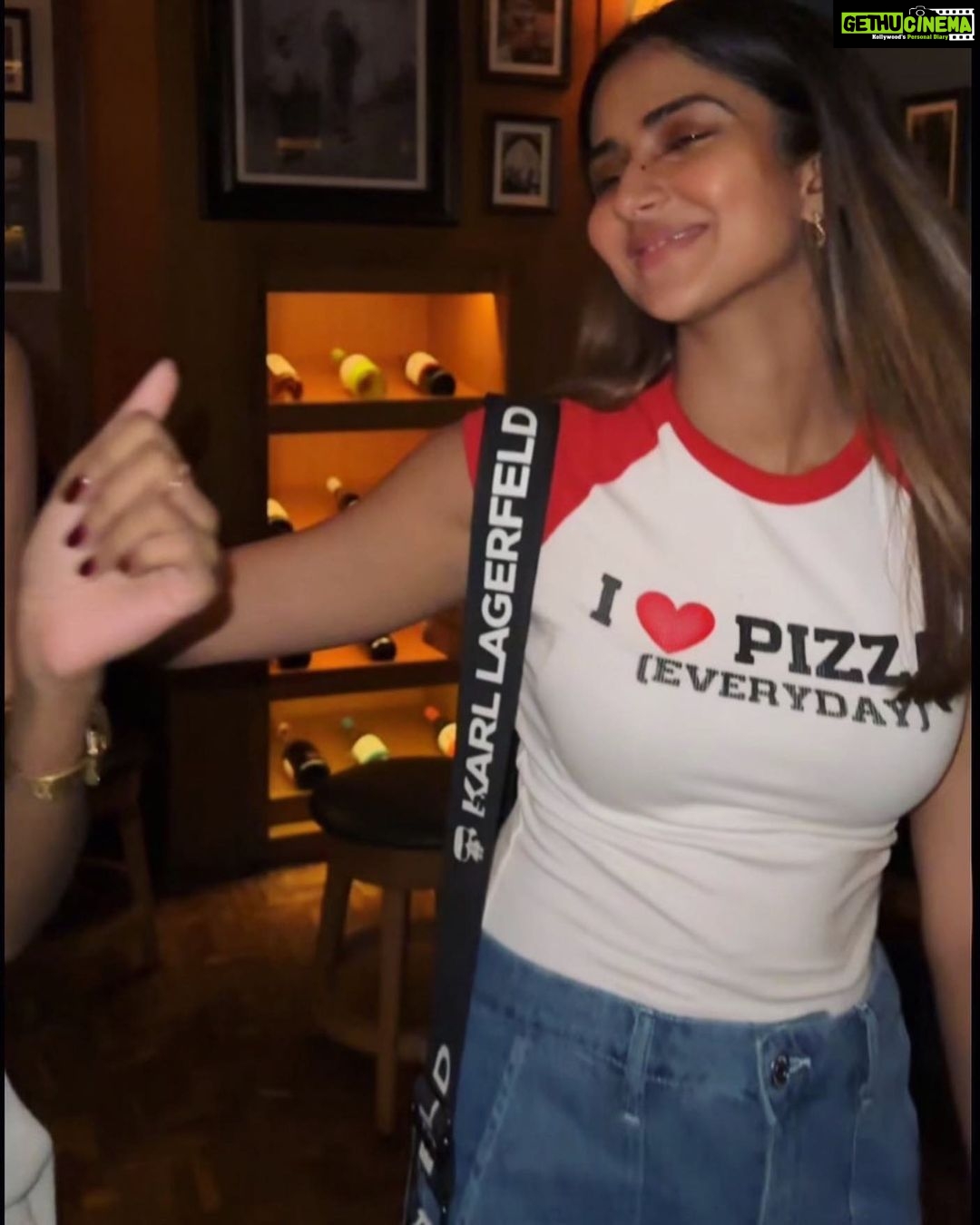 Pranutan Bahl Instagram - slice slice baby 🍕🤤🫰