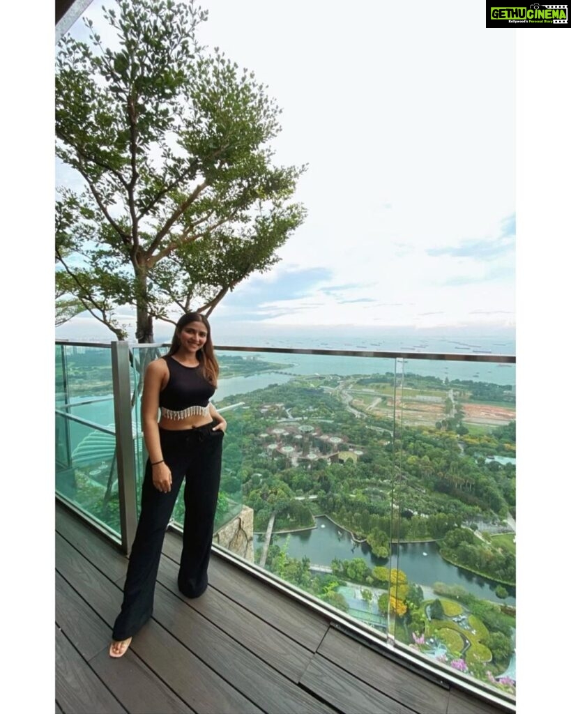 Pranutan Bahl Instagram - I’d be lion if I say I don’t love Singapore 🍹🍕✨ #MarinaBae 🫶