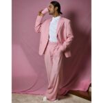 Prateik Babbar Instagram – pink plastic cup party 💗

outfit : @gauravguptaofficial @ggpanther 
shoes : @louboutinworld 
styling : @rahulvijay1988 

hair : @kaustubhpevekar 
makeup : @makeupbychanch @chanchalkataria09 
photography : @framingframesbyps @pushkar_soni4777