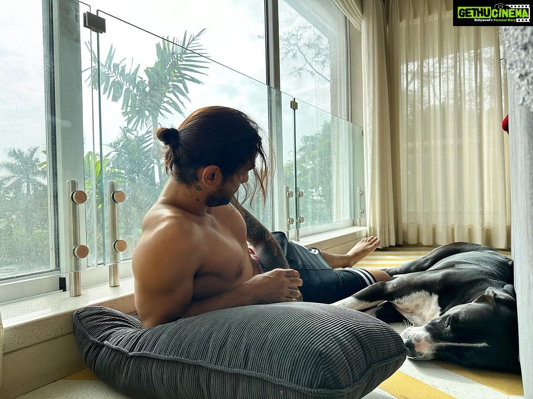 Prateik Babbar Instagram - 📸 @priyabanerjee #sundaze ♾️ Chico's Home