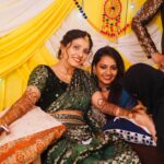 Pratheeksha G Pradeep Instagram - 💛💙💚 @divya_29_96 @sagar191991 @poojari_dipesh Coustum @nova_fashion_boutique_by_brind #mehendi #bro #mumbai #cermony