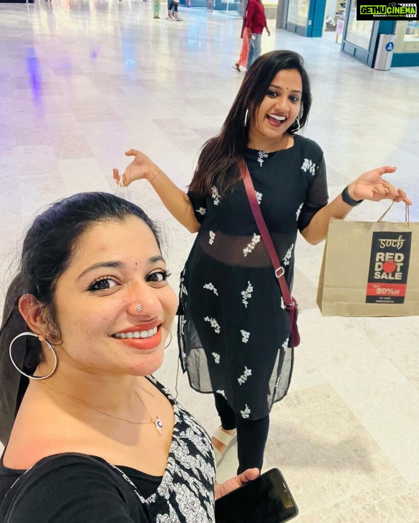 Pratheeksha G Pradeep Instagram - Life is short and the world is wide. Better get started…. @sayanakrishna_official_ #shopping #lulu #happy Lulu Mall Trivandrum