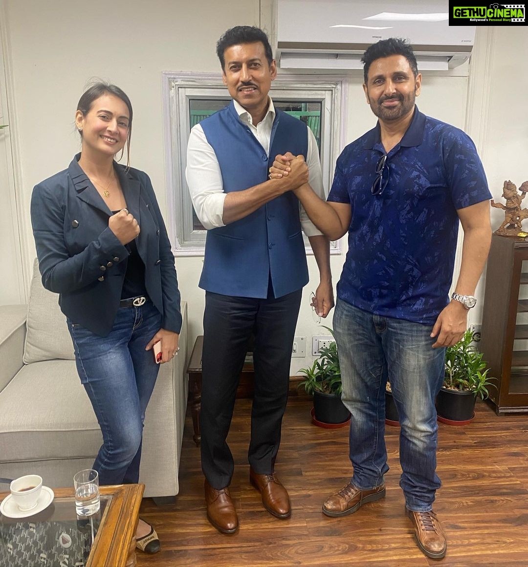 Preeti Jhangiani Instagram - Great to meet the Olympic medalist and dynamic leader @ra_rathore ji yesterday…thank you for your time sir 🙏🏻 New Delhi
