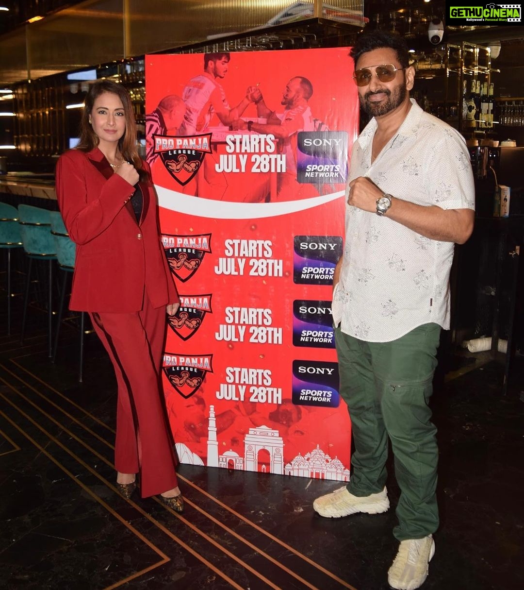 Preeti Jhangiani Instagram - Thank you to the members of the Press for all your support and love for the @propanjaleague ! What a fun press meet this was ! Congratulations to the sporting members of the press who tried their hand on the table and special congrats to those who managed to win! Thanks to our super athletes @tawheed_shaikh.pro_armwrestler @harshitpoojary07 for showing us how it’s done ! Super excited to see this LIVE only on @sonysportsnetwork 28 th July Onwards 7pm to 9pm! @dabasparvin @nevillebastiano @lucifers_passion @wordsworkpr @nehamr Outfit Courtesy: @swarupabhagavatula @mouktika_style