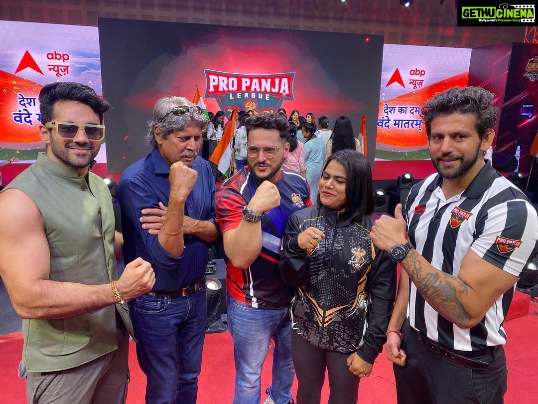 Preeti Jhangiani Instagram - Great shooting for an Independence Day special with the legend @therealkapildev for @abpnewstv coming on August 15th 2023 on the sets of @propanjaleague Wearing jacket by @justbillibyrashmichhabra styled by @avanticachaudhry Indra Gandhi Indoor Stadium Delhi