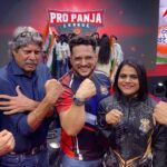 Preeti Jhangiani Instagram - Great shooting for an Independence Day special with the legend @therealkapildev for @abpnewstv coming on August 15th 2023 on the sets of @propanjaleague Wearing jacket by @justbillibyrashmichhabra styled by @avanticachaudhry Indra Gandhi Indoor Stadium Delhi