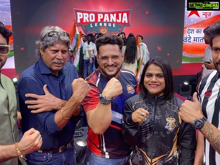 Preeti Jhangiani Instagram - Great shooting for an Independence Day special with the legend @therealkapildev for @abpnewstv coming on August 15th 2023 on the sets of @propanjaleague Wearing jacket by @justbillibyrashmichhabra styled by @avanticachaudhry Indra Gandhi Indoor Stadium Delhi