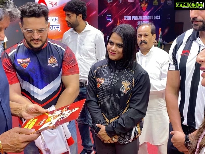 Preeti Jhangiani Instagram - Great shooting for an Independence Day special with the legend @therealkapildev for @abpnewstv coming on August 15th 2023 on the sets of @propanjaleague Wearing jacket by @justbillibyrashmichhabra styled by @avanticachaudhry Indra Gandhi Indoor Stadium Delhi